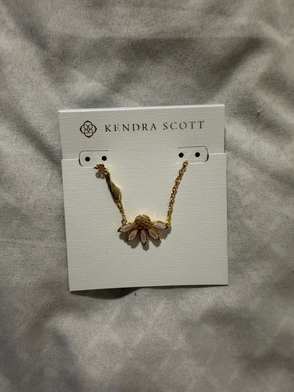 kendra scott anya flower gold short pendant necklace - Picture 3 of 4
